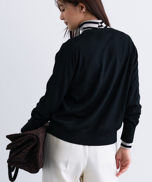 INDIVI（インディヴィ）の「【洗える】ハイゲージニットカーディガン（カーディガン/ボレロ・レディース・チャコール/ブラック/レッド系1/サックスブルー/オフホワイト・05/13/15 /34/38/19）」の6枚目の写真