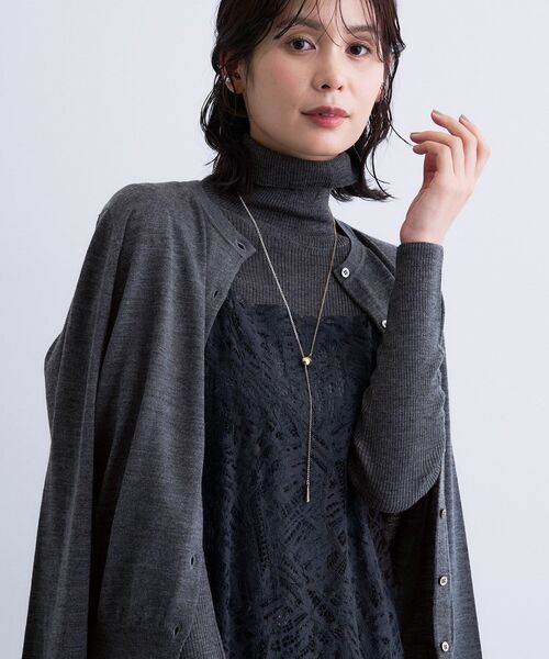 INDIVI（インディヴィ）の「【洗える】ハイゲージニットカーディガン（カーディガン/ボレロ・レディース・チャコール/ブラック/レッド系1/サックスブルー/オフホワイト・05/13/15 /34/38/19）」の17枚目の写真