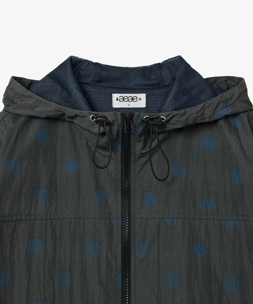 aeae（エーイーエーイー）の「DOT HOOD JUMPER（ナイロンジャケット・レディース・チャコール・FREE）」の3枚目の写真