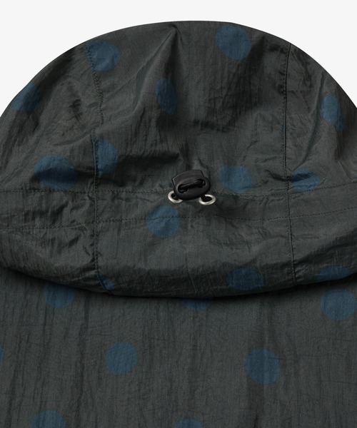 aeae（エーイーエーイー）の「DOT HOOD JUMPER（ナイロンジャケット・レディース・チャコール・FREE）」の4枚目の写真