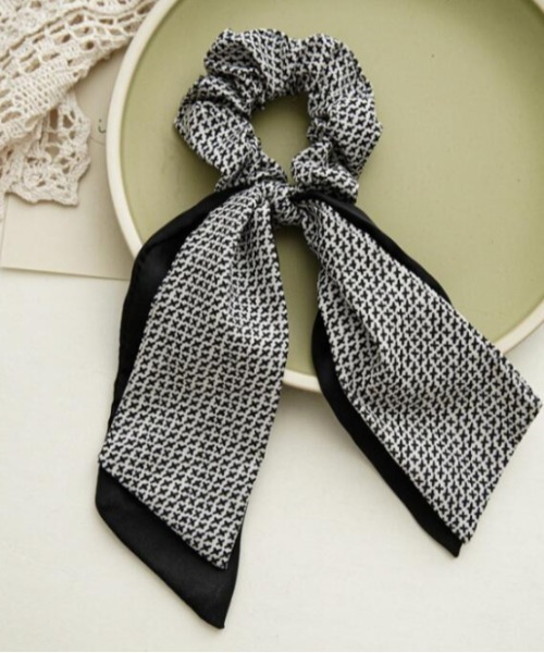 Vini（ヴィニ）の「ヘアスカーフ シュシュ ヘアタイ（シュシュ・レディース・ブラック系2/ブラウン系2/ブラウン系1/ブラック系3/ブラック系1・FREE）」の2枚目の写真