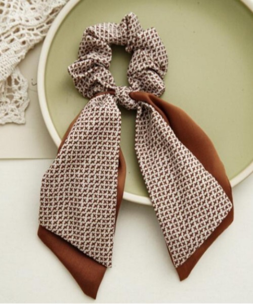 Vini（ヴィニ）の「ヘアスカーフ シュシュ ヘアタイ（シュシュ・レディース・ブラック系2/ブラウン系2/ブラウン系1/ブラック系3/ブラック系1・FREE）」の4枚目の写真