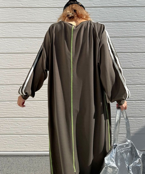 Q(キュー)の「ソフトダンボールバイカラーラインワンピース(ワンピース・レディース・ブラック/ダークオリーブ・MEDIUM)」の6枚目の写真