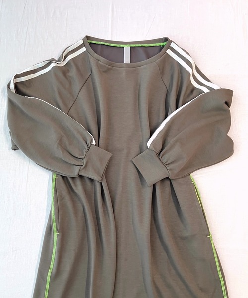 Q(キュー)の「ソフトダンボールバイカラーラインワンピース(ワンピース・レディース・ブラック/ダークオリーブ・MEDIUM)」の21枚目の写真