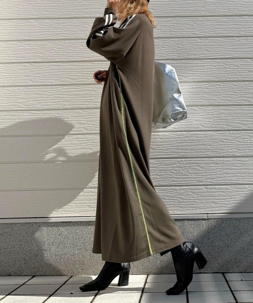 Q（キュー）の「ソフトダンボールバイカラーラインワンピース（ワンピース・レディース・ブラック/ダークオリーブ・MEDIUM）」の3枚目の写真