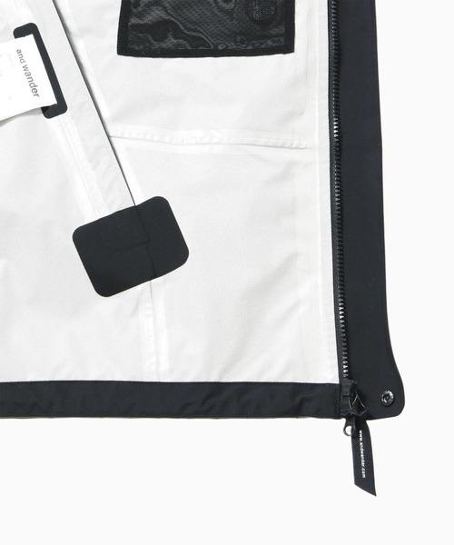 and wander（アンドワンダー）の「【and wander】2.5L hiker rain jacket（マウンテンパーカー・メンズ・ブラック/カーキ・M/L）」の8枚目の写真