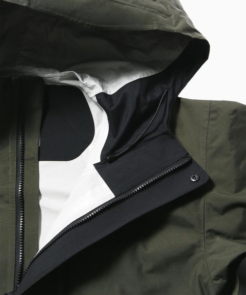 and wander（アンドワンダー）の「【and wander】2.5L hiker rain jacket（マウンテンパーカー・メンズ・ブラック/カーキ・M/L）」の10枚目の写真