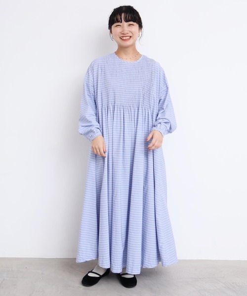 l'atelier du savon（アトリエドサボン）の「バスクシャツみたいなピンタックワンピース（ワンピース・レディース・オフホワイト/サックスブルー/ブラック/ピンク/レッド・FREE）」の4枚目の写真