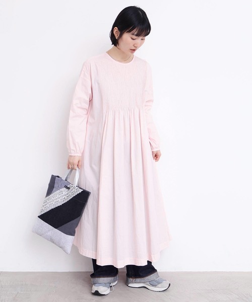 l'atelier du savon（アトリエドサボン）の「バスクシャツみたいなピンタックワンピース（ワンピース・レディース・オフホワイト/サックスブルー/ブラック/ピンク/レッド・FREE）」の5枚目の写真