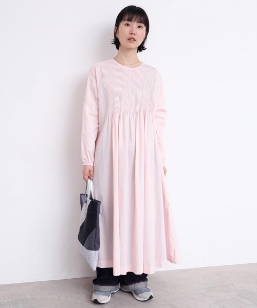 l'atelier du savon（アトリエドサボン）の「バスクシャツみたいなピンタックワンピース（ワンピース・レディース・オフホワイト/サックスブルー/ブラック/ピンク/レッド・FREE）」の13枚目の写真