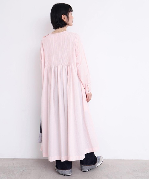 l'atelier du savon（アトリエドサボン）の「バスクシャツみたいなピンタックワンピース（ワンピース・レディース・オフホワイト/サックスブルー/ブラック/ピンク/レッド・FREE）」の15枚目の写真