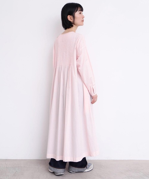 l'atelier du savon（アトリエドサボン）の「バスクシャツみたいなピンタックワンピース（ワンピース・レディース・オフホワイト/サックスブルー/ブラック/ピンク/レッド・FREE）」の14枚目の写真