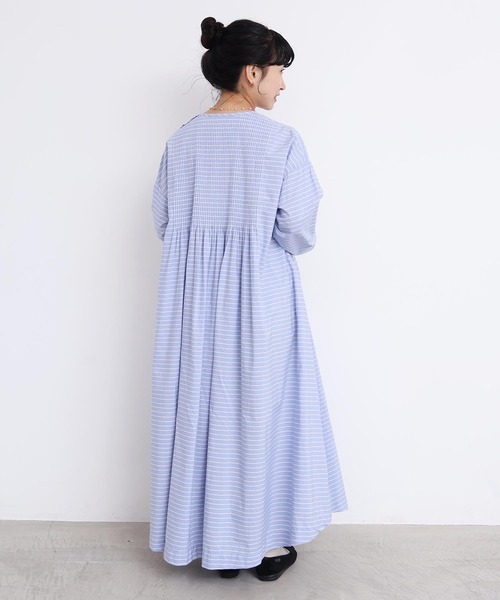 l'atelier du savon（アトリエドサボン）の「バスクシャツみたいなピンタックワンピース（ワンピース・レディース・オフホワイト/サックスブルー/ブラック/ピンク/レッド・FREE）」の8枚目の写真