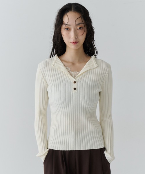 NUJOH(ヌゾ)の「Layered Lace Henley Knit / レイヤードレースヘンリーニット(Tシャツ/カットソー・レディース・ライトベージュ/ブラウン/ホワイト/チャコールグレー・FREE)」の2枚目の写真