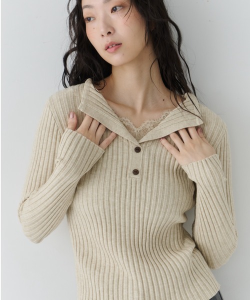 NUJOH(ヌゾ)の「Layered Lace Henley Knit / レイヤードレースヘンリーニット(Tシャツ/カットソー・レディース・ライトベージュ/ブラウン/ホワイト/チャコールグレー・FREE)」の1枚目の写真