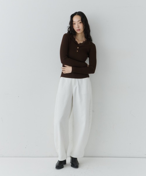 NUJOH(ヌゾ)の「Layered Lace Henley Knit / レイヤードレースヘンリーニット(Tシャツ/カットソー・レディース・ライトベージュ/ブラウン/ホワイト/チャコールグレー・FREE)」の11枚目の写真