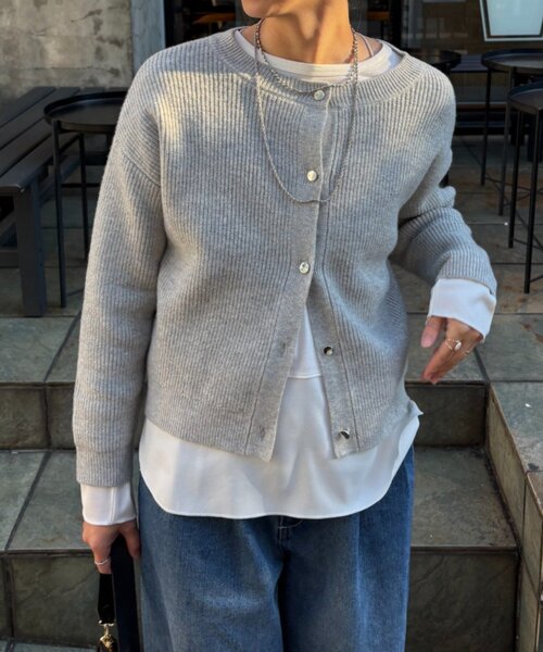 Jena espace merveilleux（ジェナ　エスパスメルヴェイユ）の「【春まで着れる】カタアゼ金ボタンカーディガン（カーディガン/ボレロ・レディース・オフホワイト/ライトグレー/チャコールグレー/ブルー・FREE）」の3枚目の写真