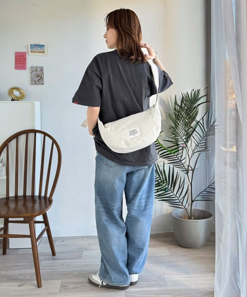 Java(ジャバ)の「《JaVaジャバコラボ》見かけによらず大容量!ラウンドクロワッサンショルダーバッグ(ショルダーバッグ・レディース・ブラック/アイボリー/カーキ・ONE SIZE)」の10枚目の写真