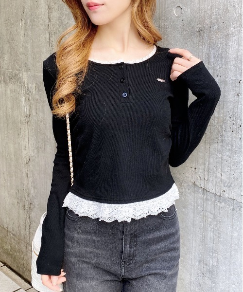 INGNI（イング）の「ヘンリーネックレース付プレートロゴ長袖リブトップス（Tシャツ/カットソー・レディース・ブラック/グレー・M）」の2枚目の写真