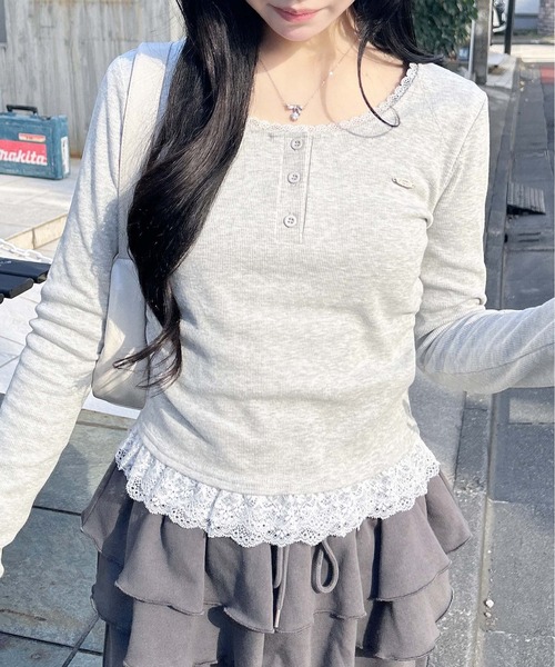 INGNI（イング）の「ヘンリーネックレース付プレートロゴ長袖リブトップス（Tシャツ/カットソー・レディース・ブラック/グレー・M）」の6枚目の写真