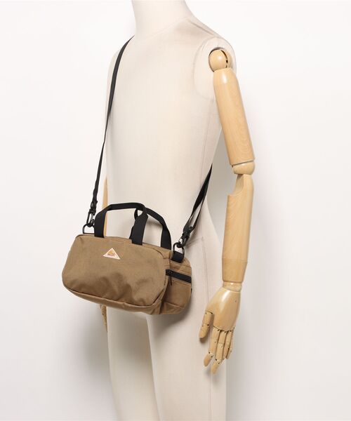 TSURUYA(ツルヤ)の「《KELTY》MINI HOLIDAY DUFFEL(ショルダーバッグ・メンズ・タン/ブラック系/モカ/マスタード/ネイビー/ブラウン系その他/グレー系その他/オリーブ/グレー系/セージグリーン・フリー)」の14枚目の写真