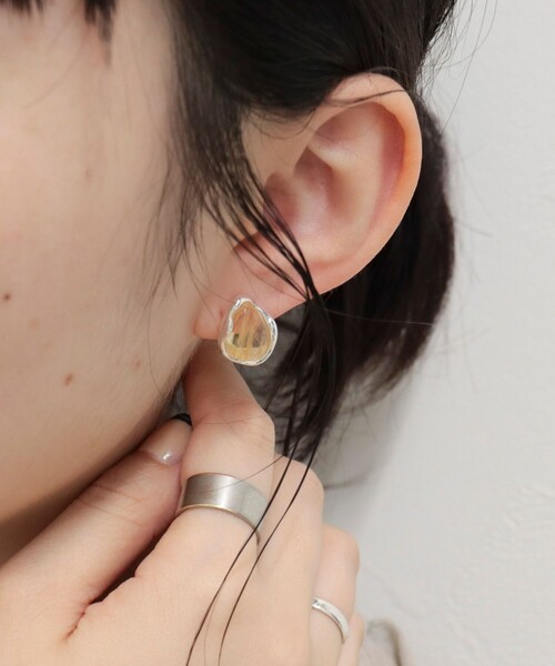 fredy emue（フレディエミュ）の「フェイクストーンチタンポストピアス（ピアス（両耳用）・レディース・ゴールド/ベージュ/シルバー・FREE）」の2枚目の写真