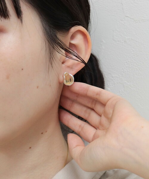 fredy emue（フレディエミュ）の「フェイクストーンチタンポストピアス（ピアス（両耳用）・レディース・ゴールド/ベージュ/シルバー・FREE）」の8枚目の写真