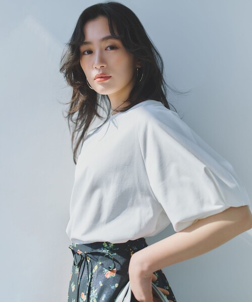 組曲(クミキョク)の「プレーティング天竺 バルーンスリーブカットソー(Tシャツ/カットソー・レディース・ホワイト系/ライトグレー系/ブラック系・2/3)」の4枚目の写真