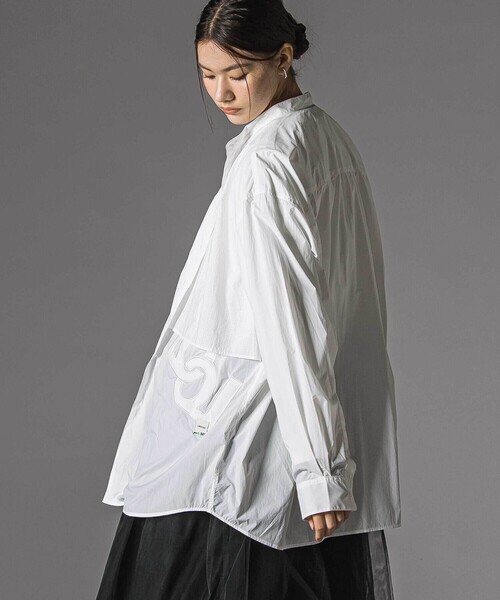 LIBERCORE par BEBE(リベルコアパルベベ)の「【収納ポーチ付】ナイロンタフタレイヤード風バンドカラーシャツ大人親子お揃い(シャツ/ブラウス・レディース・ホワイト/グレー・S/M)」の20枚目の写真