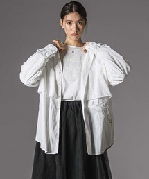 LIBERCORE par BEBE（リベルコアパルベベ）の「【収納ポーチ付】ナイロンタフタレイヤード風バンドカラーシャツ大人親子お揃い（シャツ/ブラウス）」