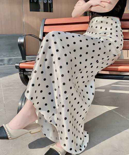 lulufa(ルルファ)の「ドットマーメイドサテンロングスカート(スカート・レディース・ホワイト/ブラック・LARGE/MEDIUM)」の22枚目の写真