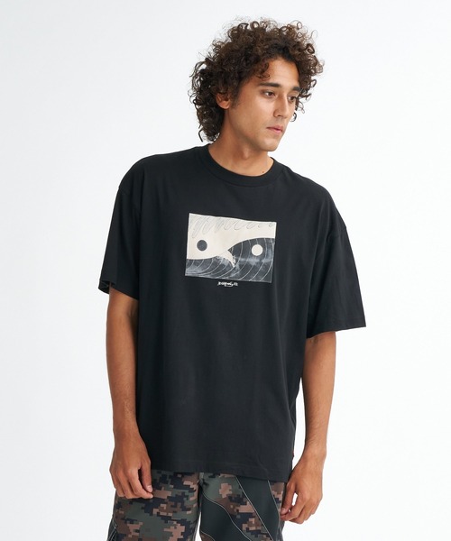 BILLABONG(ビラボン)の「BILLABONG メンズ 【A.IRONS】A.I. NANDA CHOPES OG SS Tシャツ 【2026年夏モデル】(Tシャツ/カットソー・メンズ・ブラック・X-LARGE/LARGE/MEDIUM)」の1枚目の写真