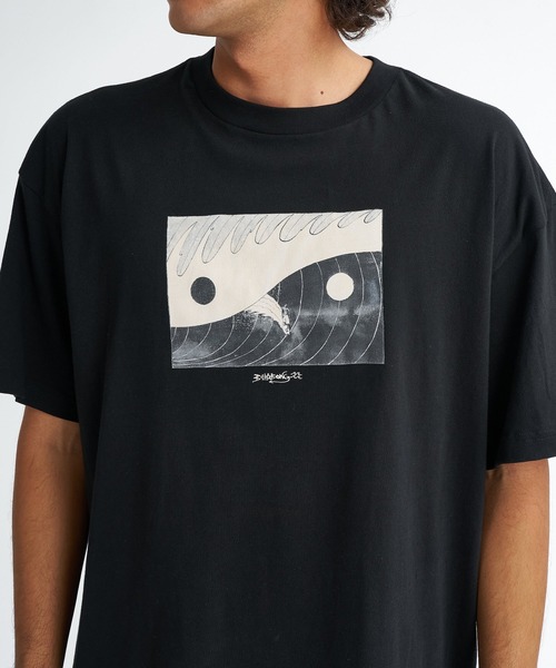 BILLABONG(ビラボン)の「BILLABONG メンズ 【A.IRONS】A.I. NANDA CHOPES OG SS Tシャツ 【2026年夏モデル】(Tシャツ/カットソー・メンズ・ブラック・X-LARGE/LARGE/MEDIUM)」の4枚目の写真