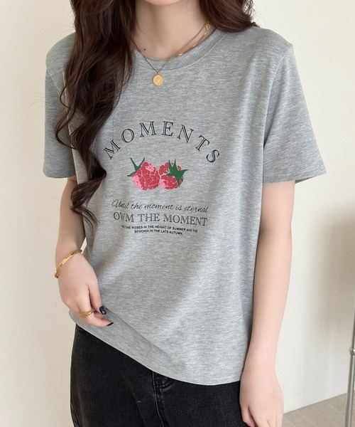 DAY CLOSET(デイ クローゼット)の「ゆったりオーバーサイズ。半袖 ラウンドネック ストロベリー×英字ロゴ プリント Tシャツ レディース(Tシャツ/カットソー・レディース・チャコールグレー/ホワイト/グレー/ブラック・FREE)」の4枚目の写真