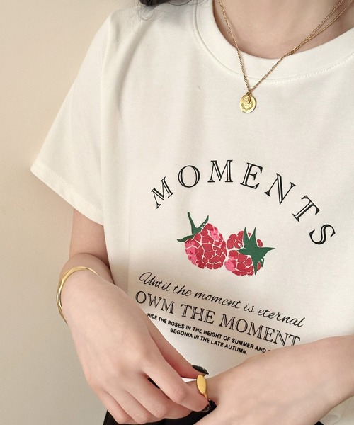 DAY CLOSET(デイ クローゼット)の「ゆったりオーバーサイズ。半袖 ラウンドネック ストロベリー×英字ロゴ プリント Tシャツ レディース(Tシャツ/カットソー・レディース・チャコールグレー/ホワイト/グレー/ブラック・FREE)」の2枚目の写真