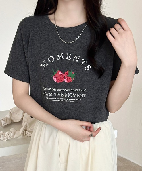 DAY CLOSET(デイ クローゼット)の「ゆったりオーバーサイズ。半袖 ラウンドネック ストロベリー×英字ロゴ プリント Tシャツ レディース(Tシャツ/カットソー・レディース・チャコールグレー/ホワイト/グレー/ブラック・FREE)」の1枚目の写真