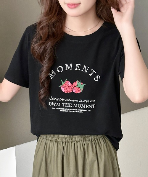 DAY CLOSET(デイ クローゼット)の「ゆったりオーバーサイズ。半袖 ラウンドネック ストロベリー×英字ロゴ プリント Tシャツ レディース(Tシャツ/カットソー・レディース・チャコールグレー/ホワイト/グレー/ブラック・FREE)」の3枚目の写真