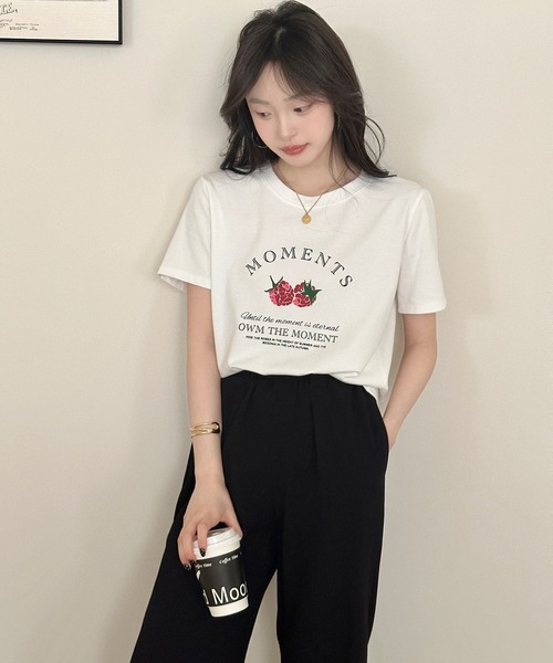DAY CLOSET(デイ クローゼット)の「ゆったりオーバーサイズ。半袖 ラウンドネック ストロベリー×英字ロゴ プリント Tシャツ レディース(Tシャツ/カットソー・レディース・チャコールグレー/ホワイト/グレー/ブラック・FREE)」の7枚目の写真
