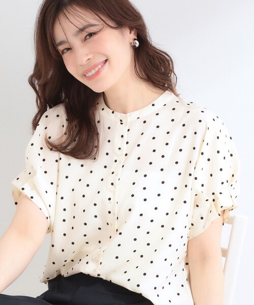 SHOO・LA・RUE（シューラルー）の「【洗濯機可／洗濯後しわになりにくい】大人の甘さをプラスする ドット柄袖タックブラウス（シャツ/ブラウス・レディース・ホワイト系3/ブラック系/ベージュ系・01/02/03/04）」の2枚目の写真