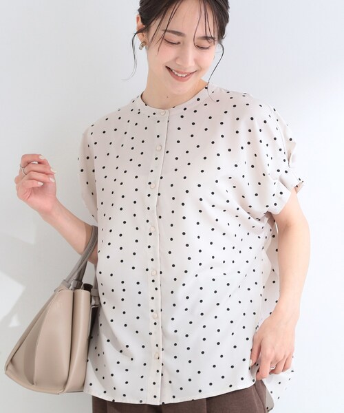 SHOO・LA・RUE（シューラルー）の「【洗濯機可／洗濯後しわになりにくい】大人の甘さをプラスする ドット柄袖タックブラウス（シャツ/ブラウス・レディース・ホワイト系3/ブラック系/ベージュ系・01/02/03/04）」の3枚目の写真