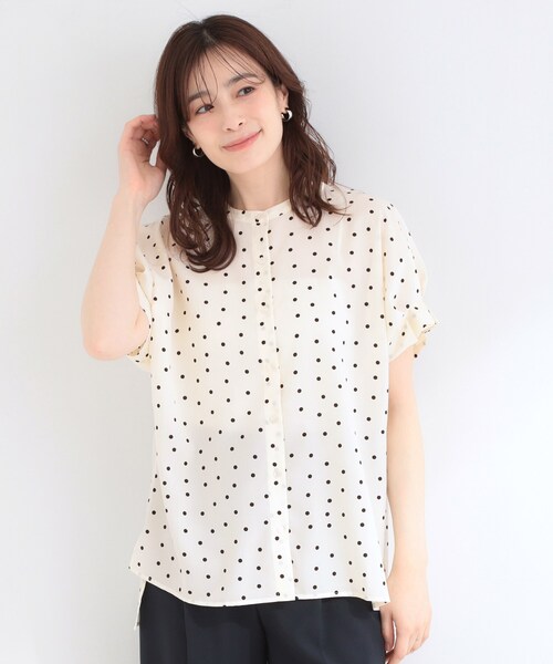 SHOO・LA・RUE（シューラルー）の「【洗濯機可／洗濯後しわになりにくい】大人の甘さをプラスする ドット柄袖タックブラウス（シャツ/ブラウス・レディース・ホワイト系3/ブラック系/ベージュ系・01/02/03/04）」の4枚目の写真
