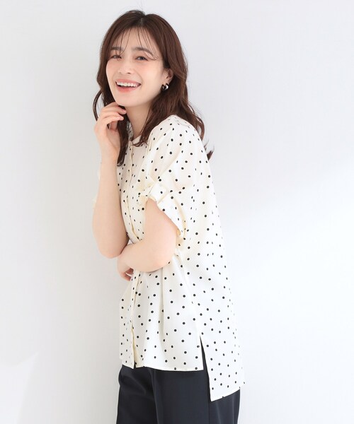 SHOO・LA・RUE（シューラルー）の「【洗濯機可／洗濯後しわになりにくい】大人の甘さをプラスする ドット柄袖タックブラウス（シャツ/ブラウス・レディース・ホワイト系3/ブラック系/ベージュ系・01/02/03/04）」の5枚目の写真