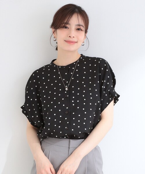 SHOO・LA・RUE（シューラルー）の「【洗濯機可／洗濯後しわになりにくい】大人の甘さをプラスする ドット柄袖タックブラウス（シャツ/ブラウス・レディース・ホワイト系3/ブラック系/ベージュ系・01/02/03/04）」の8枚目の写真