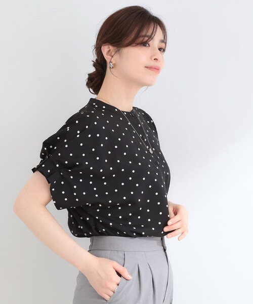 SHOO・LA・RUE（シューラルー）の「【洗濯機可／洗濯後しわになりにくい】大人の甘さをプラスする ドット柄袖タックブラウス（シャツ/ブラウス・レディース・ホワイト系3/ブラック系/ベージュ系・01/02/03/04）」の9枚目の写真