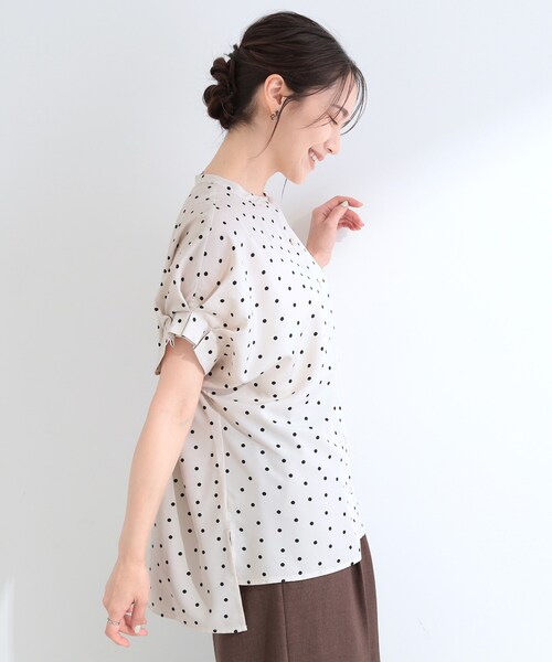 SHOO・LA・RUE（シューラルー）の「【洗濯機可／洗濯後しわになりにくい】大人の甘さをプラスする ドット柄袖タックブラウス（シャツ/ブラウス・レディース・ホワイト系3/ブラック系/ベージュ系・01/02/03/04）」の13枚目の写真