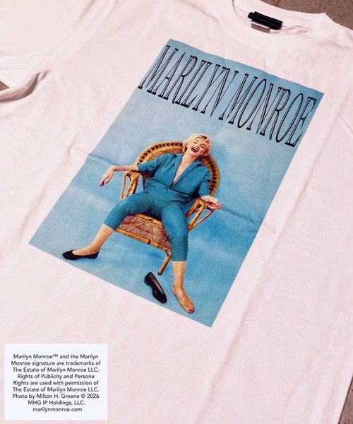 StPT(エスティーピーティー)の「【MARILYN MONROE/マリリン・モンロー】フォトTシャツ ピグメント染め ヴィンテージ ユニセックス スカイブルーフォト ビッグロゴプリント(Tシャツ/カットソー・メンズ・ブラック/ホワイト・MEDIUM/LARGE/X-LARGE/SMALL)」の1枚目の写真