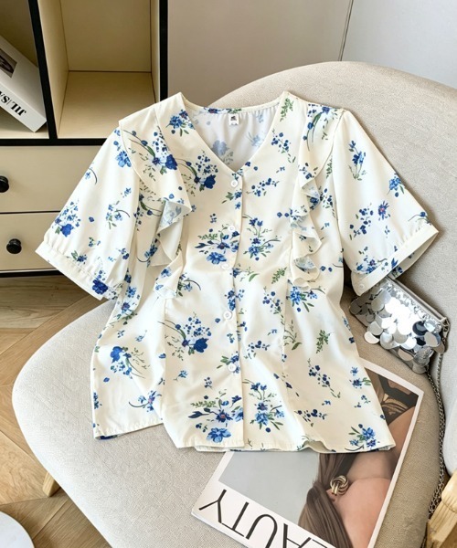 LUCPY(ラクピー)の「フラワープリントフリルブラウス(シャツ/ブラウス・レディース・ホワイト・MEDIUM/X-LARGE/LARGE/SMALL)」の1枚目の写真