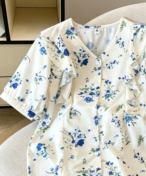 LUCPY(ラクピー)の「フラワープリントフリルブラウス(シャツ/ブラウス・レディース・ホワイト・MEDIUM/X-LARGE/LARGE/SMALL)」の2枚目の写真
