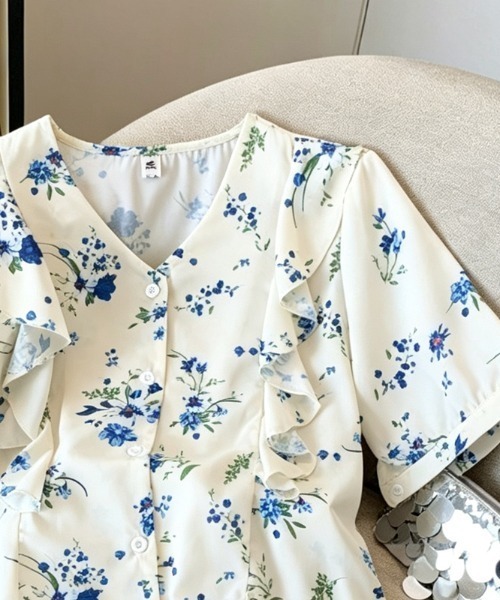 LUCPY(ラクピー)の「フラワープリントフリルブラウス(シャツ/ブラウス・レディース・ホワイト・MEDIUM/X-LARGE/LARGE/SMALL)」の3枚目の写真