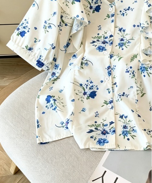 LUCPY(ラクピー)の「フラワープリントフリルブラウス(シャツ/ブラウス・レディース・ホワイト・MEDIUM/X-LARGE/LARGE/SMALL)」の4枚目の写真